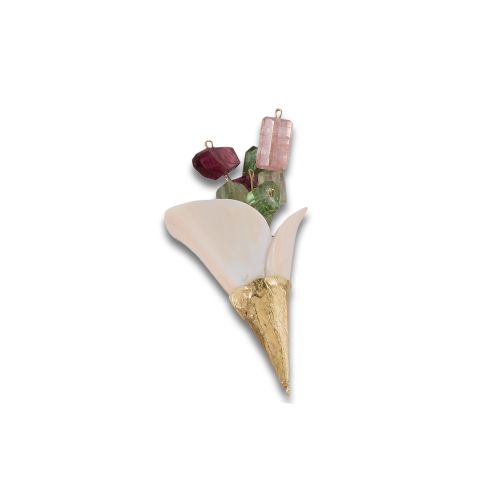 BROCHE EN FORMA DE ORQUÍDEA EN ORO Y PORCELANA