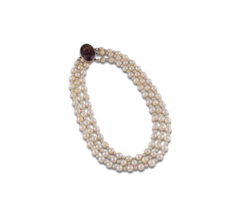 THREE-STRAND CULTURED PEARL NECKLACE AND AMETHYST BROOCH
