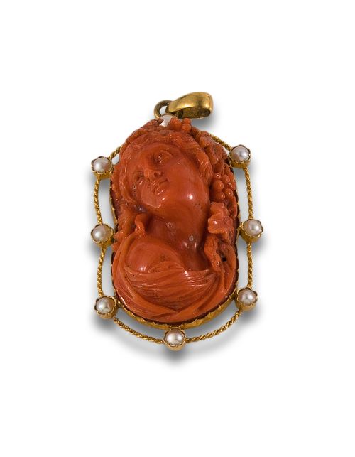 COLGANTE DE ORO CON BUSTO TALLADO EN CORAL