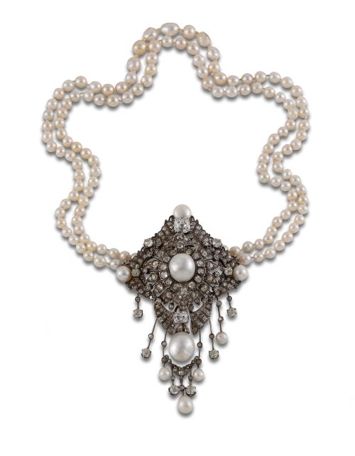 ANTIQUE BREAST BROOCH WITH DIAMONDS AND PEARLS