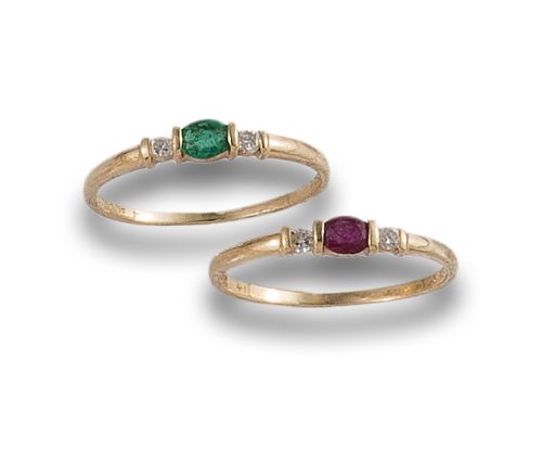 JUEGO DE DOS SORTIJAS DE ORO CON RUBÍ Y ESMERALDA