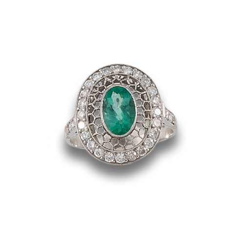 SORTIJA DE DIAMANTES Y ESMERALDA, EN PLATINO