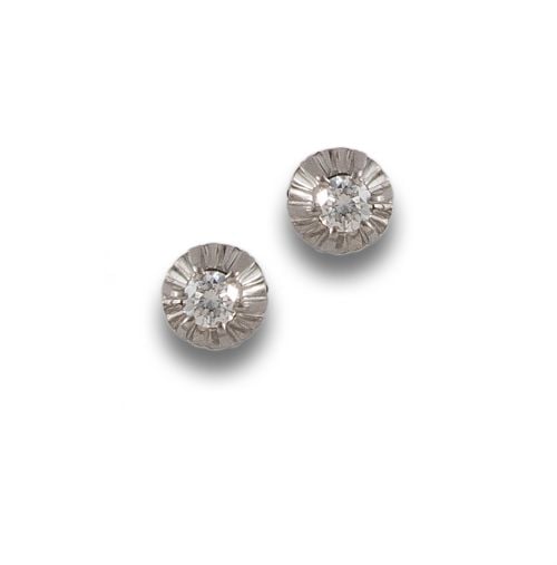 PENDIENTES DORMILONASDE PLATINO Y DIAMANTES.