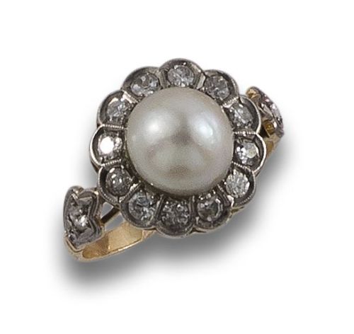 SORTIJA ESTILO ANTIGUO DE ORO CON PERLA Y DIAMANTES.