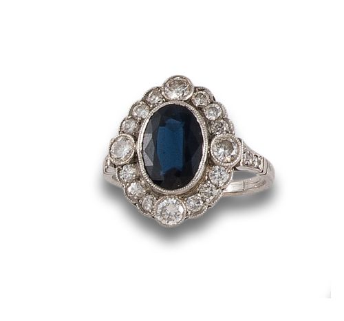 SORTIJA DE PLATINO CON ZAFIRO Y DIAMANTES