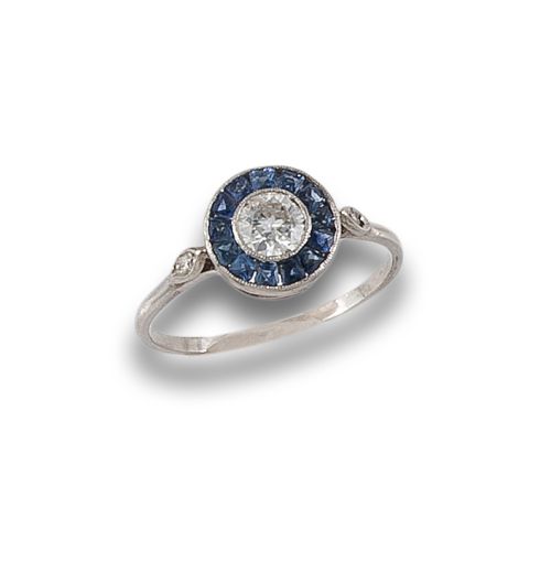 SORTIJA, OJO DE PERDIZ DE DIAMANTE Y ZAFIROS, EN PLATINO