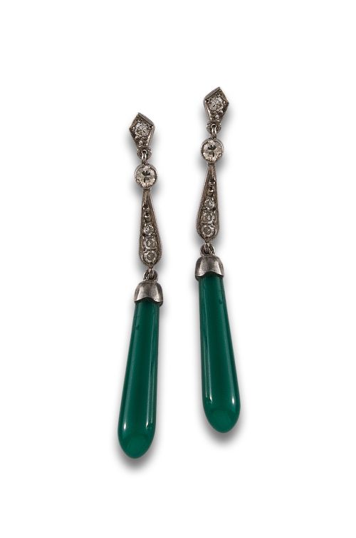 PENDIENTES LARGOS DE PLATINO CON DIAMANTES Y PIEDRA VERDE