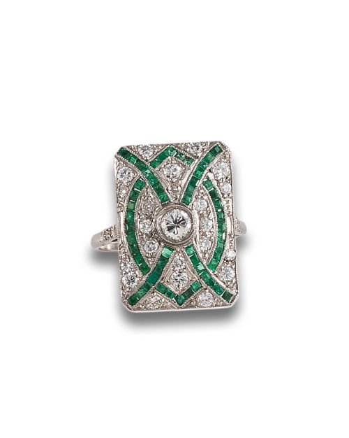 SORTIJA LANZADERA DE PLATINO, DIAMANTES Y ESMERALDAS