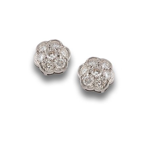 PENDIENTES FLORES DE DIAMANTES, EN PLATINO