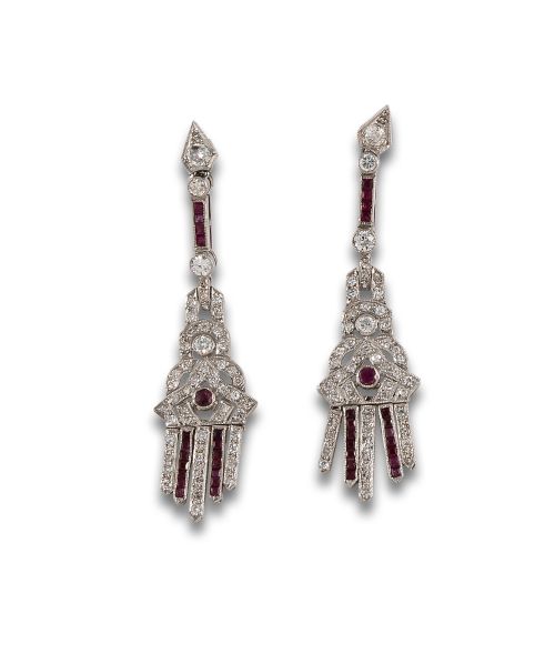PENDIENTES LARGOS EN PLATINO CON DIAMANTES.