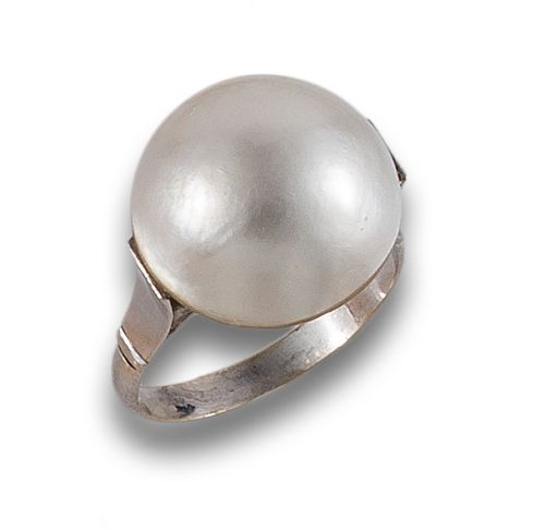 WHITE GOLD AND MABE PEARL RING