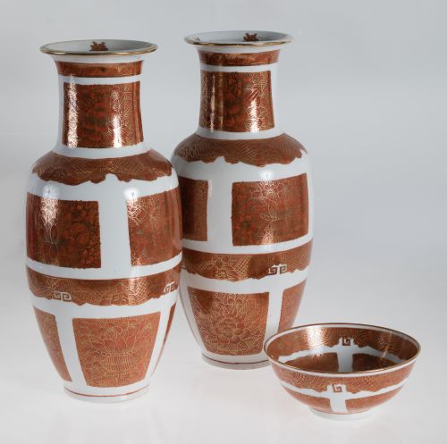 Pareja de jarrones y centro de mesa de porcelana, China, S.