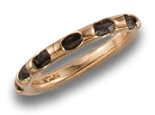 GOLD WEDDING RING WITH ELEPHANT HAIR