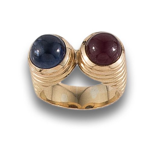 SORTIJA GALLONADA DE ORO, RUBÍ Y ZAFIRO.