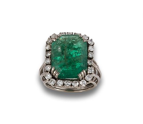 WHITE GOLD RING WITH EMERALD AND DIAMONDS