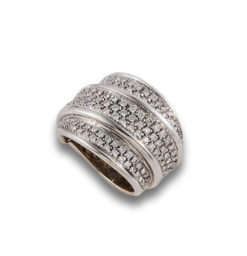 SORTIJA ANCHA CON TRES BANDAS DE ORO BLANCO Y DIAMANTES