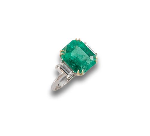 WHITE GOLD RING WITH DIAMONDS AND COLOMBIAN EMERALD