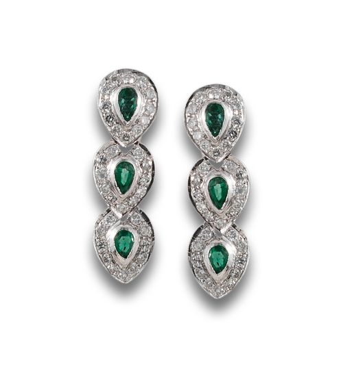 PENDIENTES DE ORO BLANCO CON DIAMANTES Y ESMERALDAS.