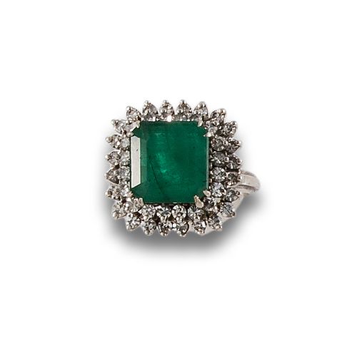 SORTIJA DE ORO BLANCO CON ESMERALDA Y DIAMANTES.