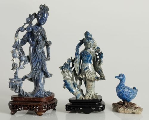 Dos figuras de guanyin y un pato de sodalita tallado, China