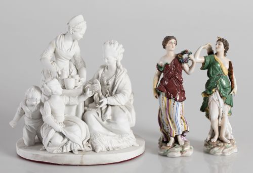 "Alegorías".  Pareja de figuras de porcelana.