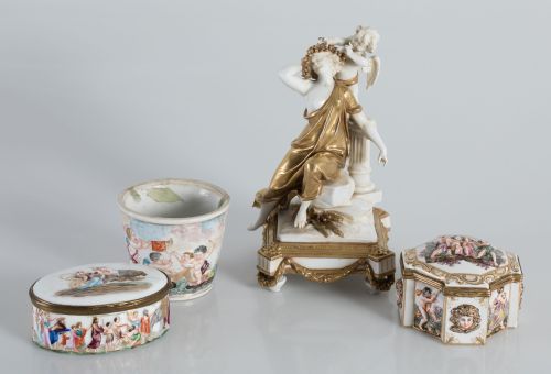 Dos cajas, un centro cilíndrico y un grupo de porcelana Cap