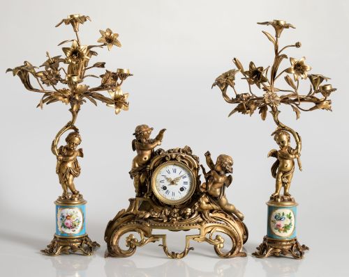 Guarnición de reloj y pareja de candelabros de estilo Luis
