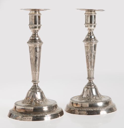 Pareja de candeleros de plata española en su color, marcas