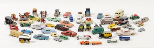 Colección de coches de juguete diferentes materiales y manu