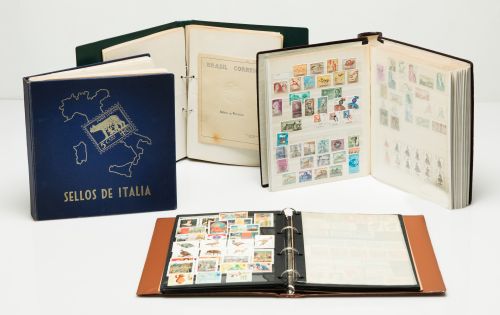  Colección de cuatro álbumes de sellos, de diferentes proce