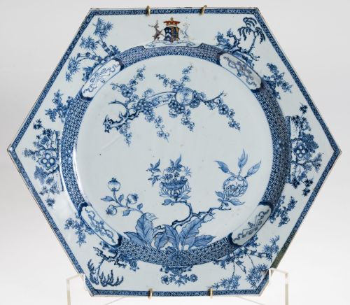 Plato hexagonal blasonado China para la exportación (III Vi