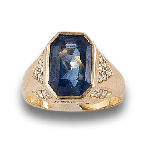 SORTIJA DE ORO CON ZAFIRO Y DIAMANTES.