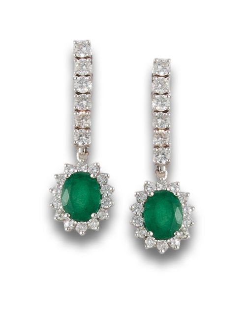 PENDIENTES DE ORO BLANCO CON ESMERALDAS Y DIAMANTES.