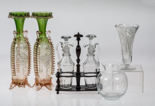 Vinagreras de cristal en soporte de madera