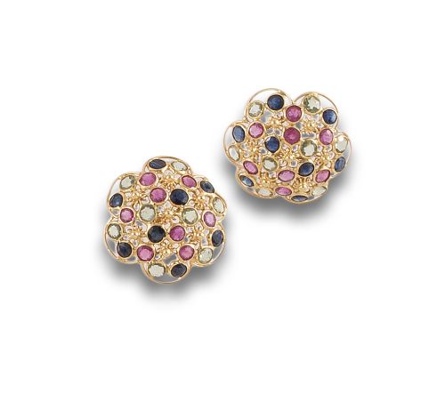 PAREJA DE PENDIENTES DE ORO, RUBIES Y ZAFIROS.