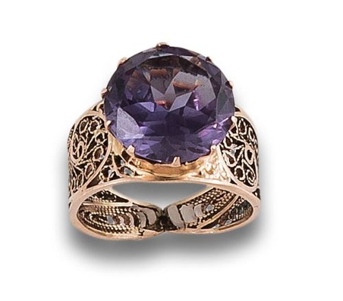 SORTIJA DE ORO CON ALEJANDRITA.