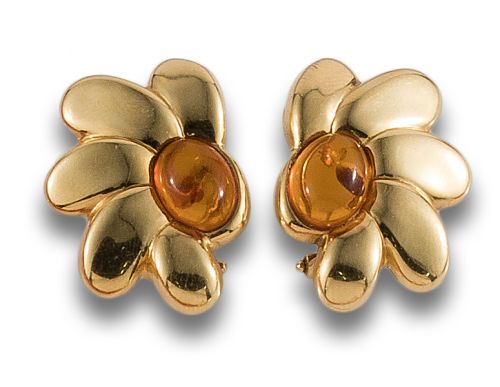 PAREJA DE PENDIENTES DE ORO Y AMBAR.