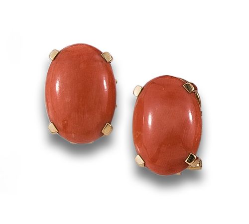 PAREJA DE PENDIENTES DE ORO Y CORAL