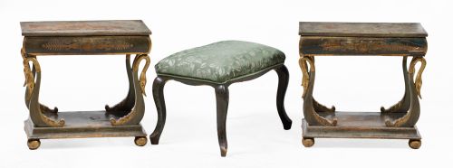 Pareja de mesillas y banqueta de estilo isabelino , S. XX