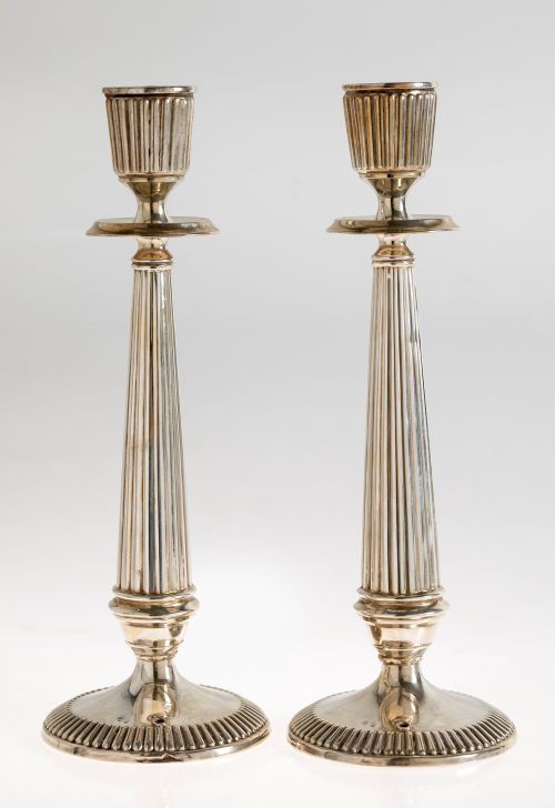 Pareja de candeleros de plata española, ley 916, S. XX