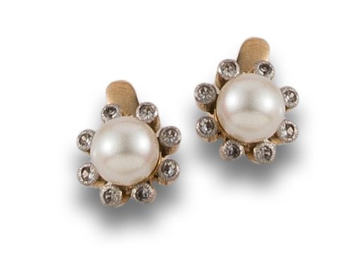 PENDIENTES DE ORO CON PERLAS Y PIEDRAS DE IMITACIÓN.
