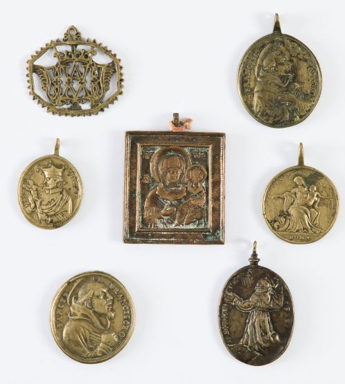 Placa de cofrade en bronce con el anagrama de la Virgen Mar