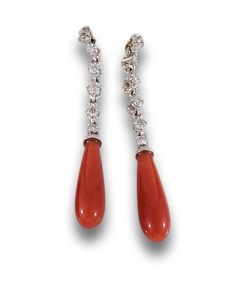 PENDIENTES DE ORO CON CORAL Y DIAMANTES.