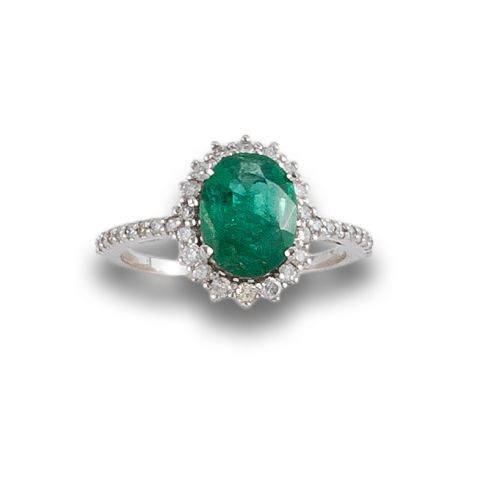 SORTIJA DE ORO BLANCO CON ESMERALDA Y DIAMANTES.