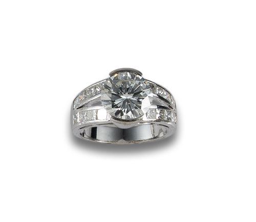 WHITE GOLD SOLITAIRE RING WITH DIAMONDS