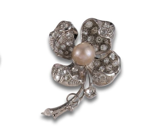 BROCHE DE ORO BLANCO CON DIAMANTES Y PERLA.
