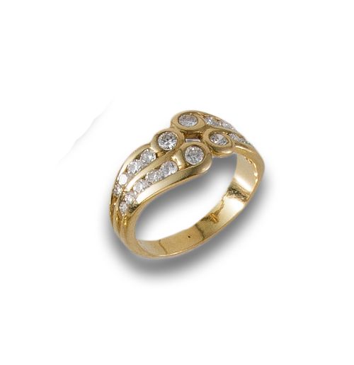GOLD AND DIAMOND RING