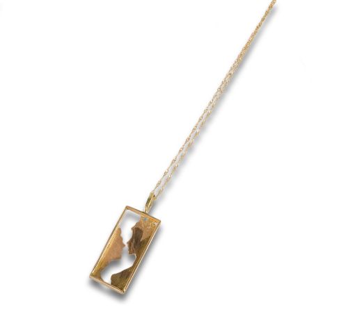 GOLD PENDANT NECKLACE