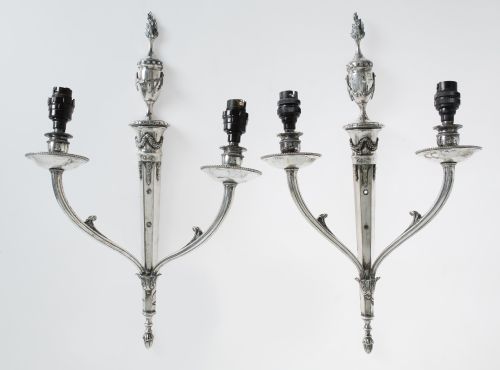 Pareja de apliques de estilo Adam de metal plateado, Inglat