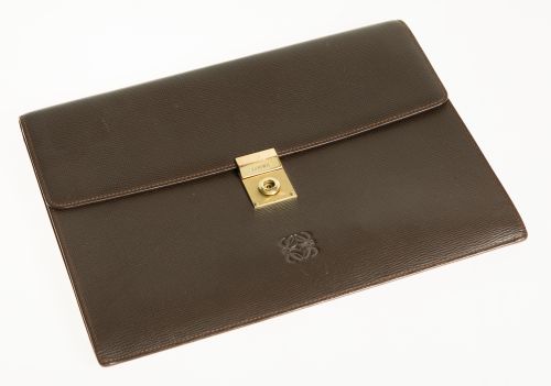 Cartera de piel de napa marrón, Loewe, España, c. 1990-2000